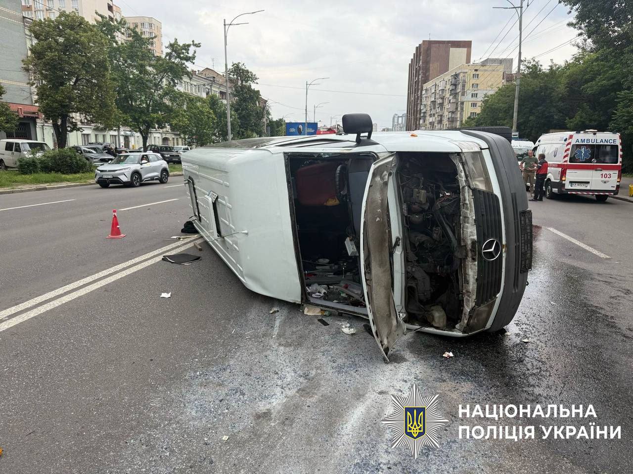 На Голосіївському проспекті перекинувся пасажирський мікроавтобу На Голосіївському проспекті перекинувся пасажирський мікроавтобу