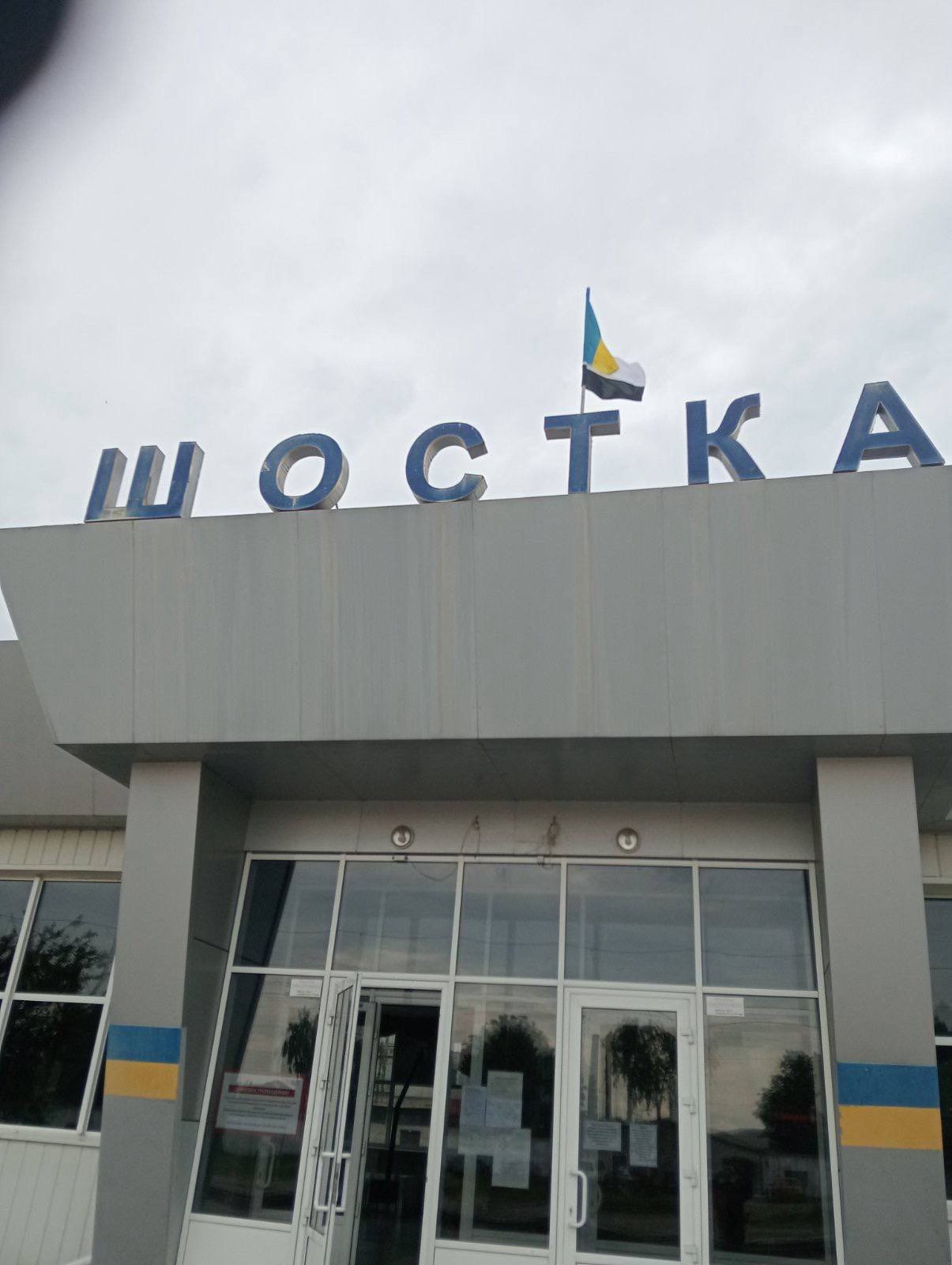 Над київським і ще сотнею вокзалів України підняли біло-чорний Прапор надії — на знак підтримки полонених і зниклих безвісти захисників (фото)