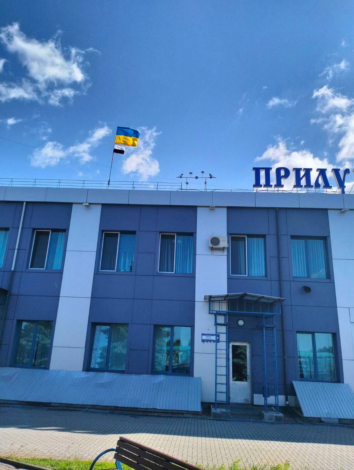 Над київським і ще сотнею вокзалів України підняли біло-чорний Прапор надії — на знак підтримки полонених і зниклих безвісти захисників (фото)