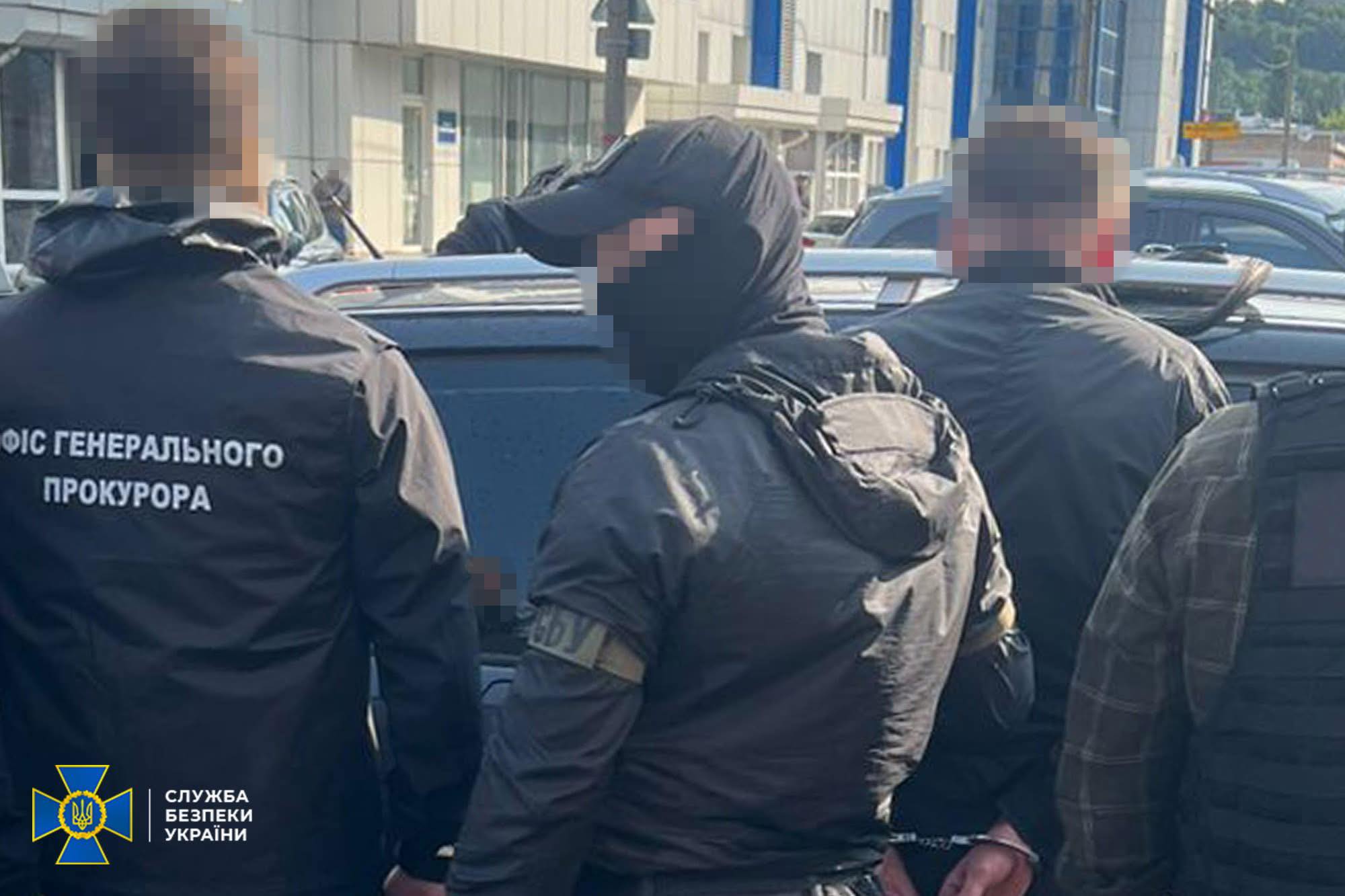 У Києві затримали ділків, які вимагали 200 тисяч доларів за право поставки РЕБ У Києві затримали ділків, які вимагали 200 тисяч доларів за право поставки РЕБ