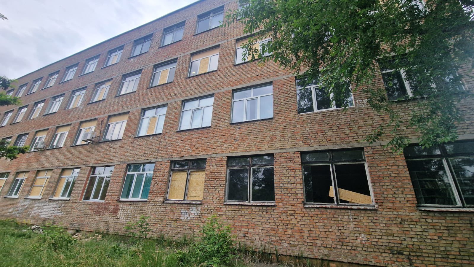 Унаслідок обстрілу 17 червня в Києві пошкоджено 26 освітніх закладів (фото)