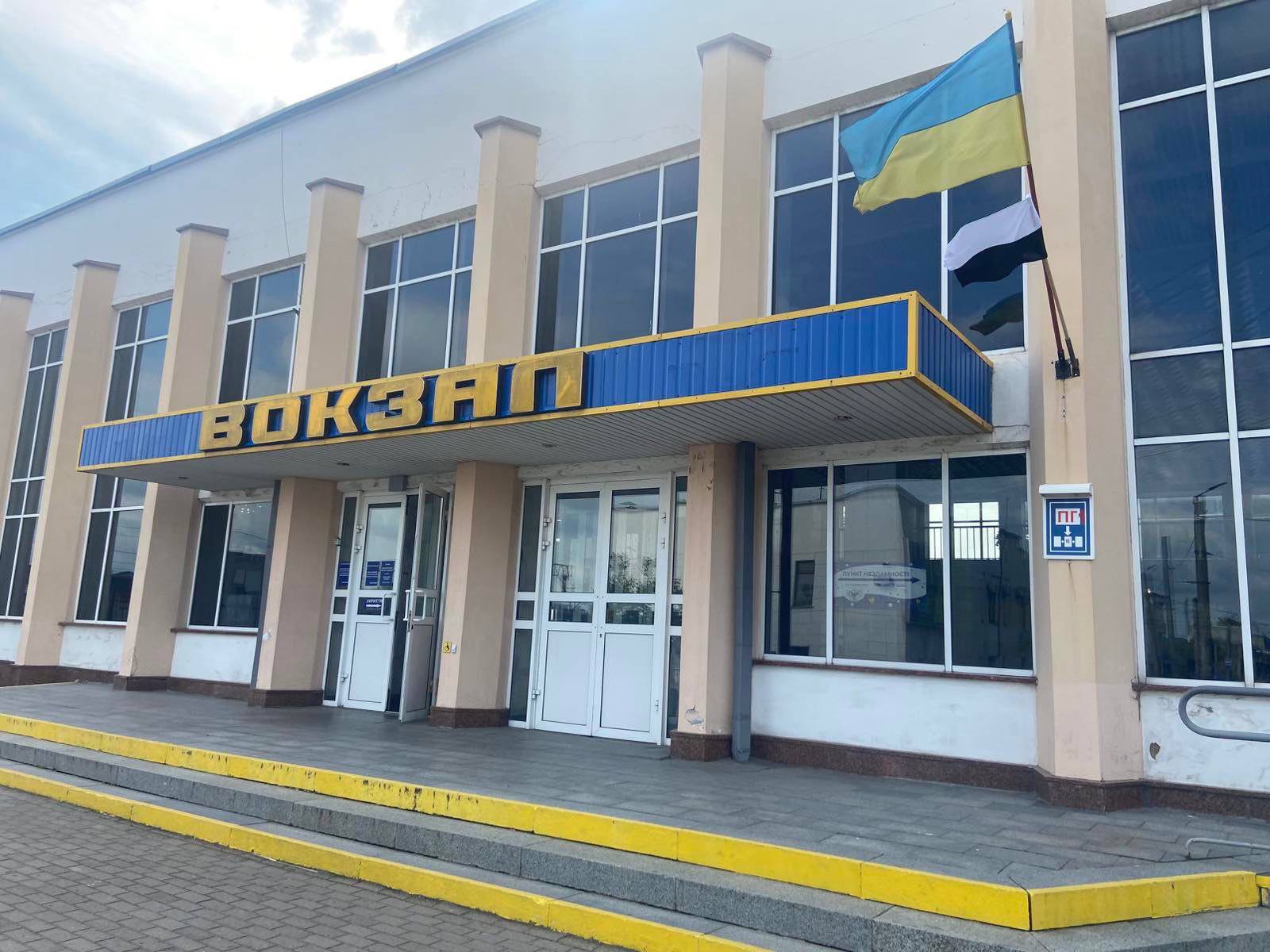 Над київським і ще сотнею вокзалів України підняли біло-чорний Прапор надії — на знак підтримки полонених і зниклих безвісти захисників (фото)