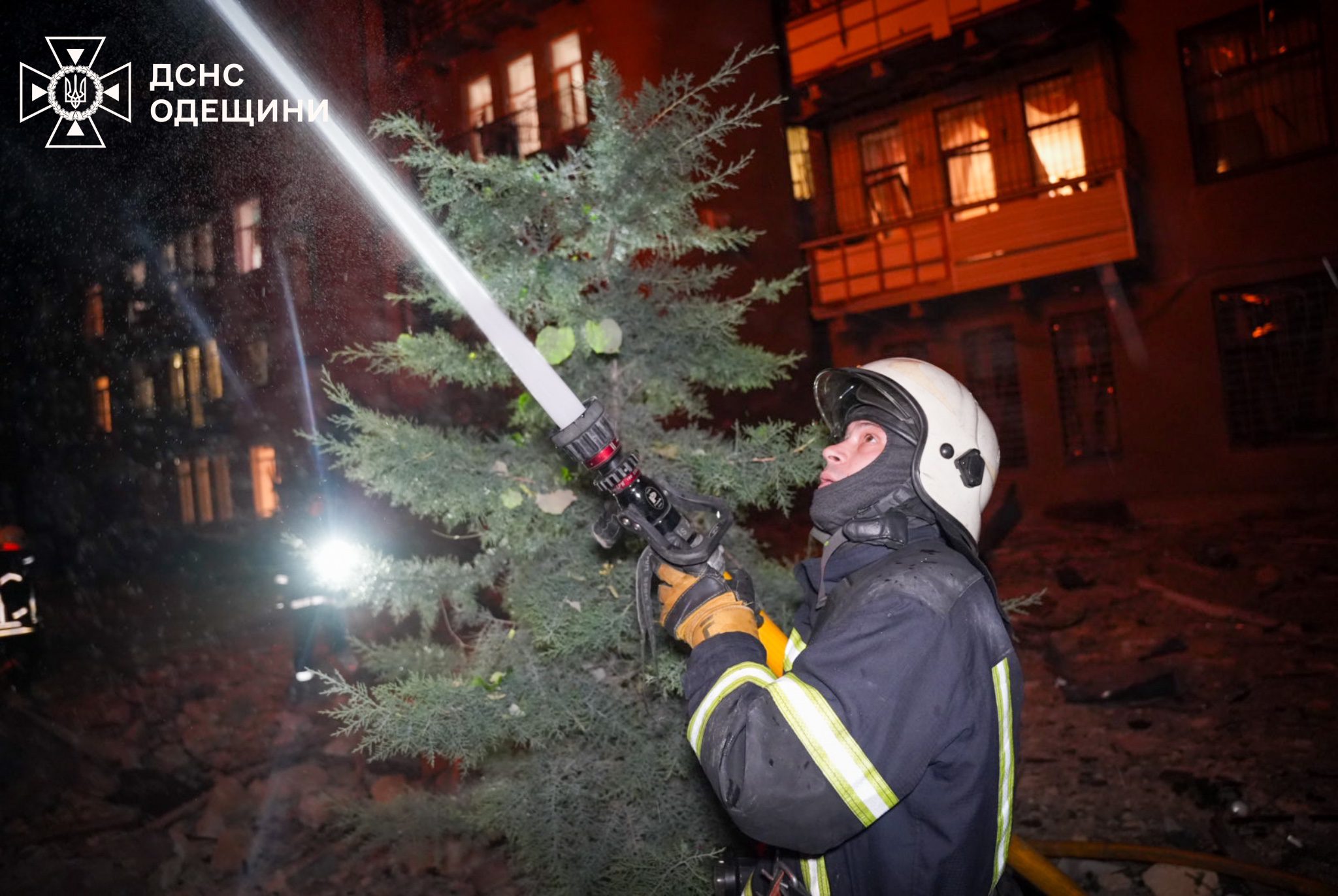 Атака російських БпЛА на Одесу: понад 10 влучань, горять будинки, є вбитий та постраждалі