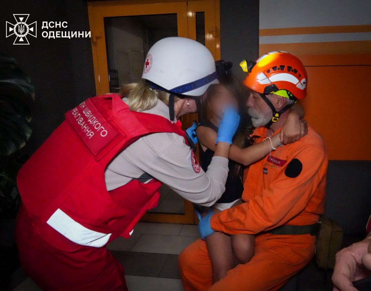 Атака російських БпЛА на Одесу: понад 10 влучань, горять будинки, є вбитий та постраждалі
