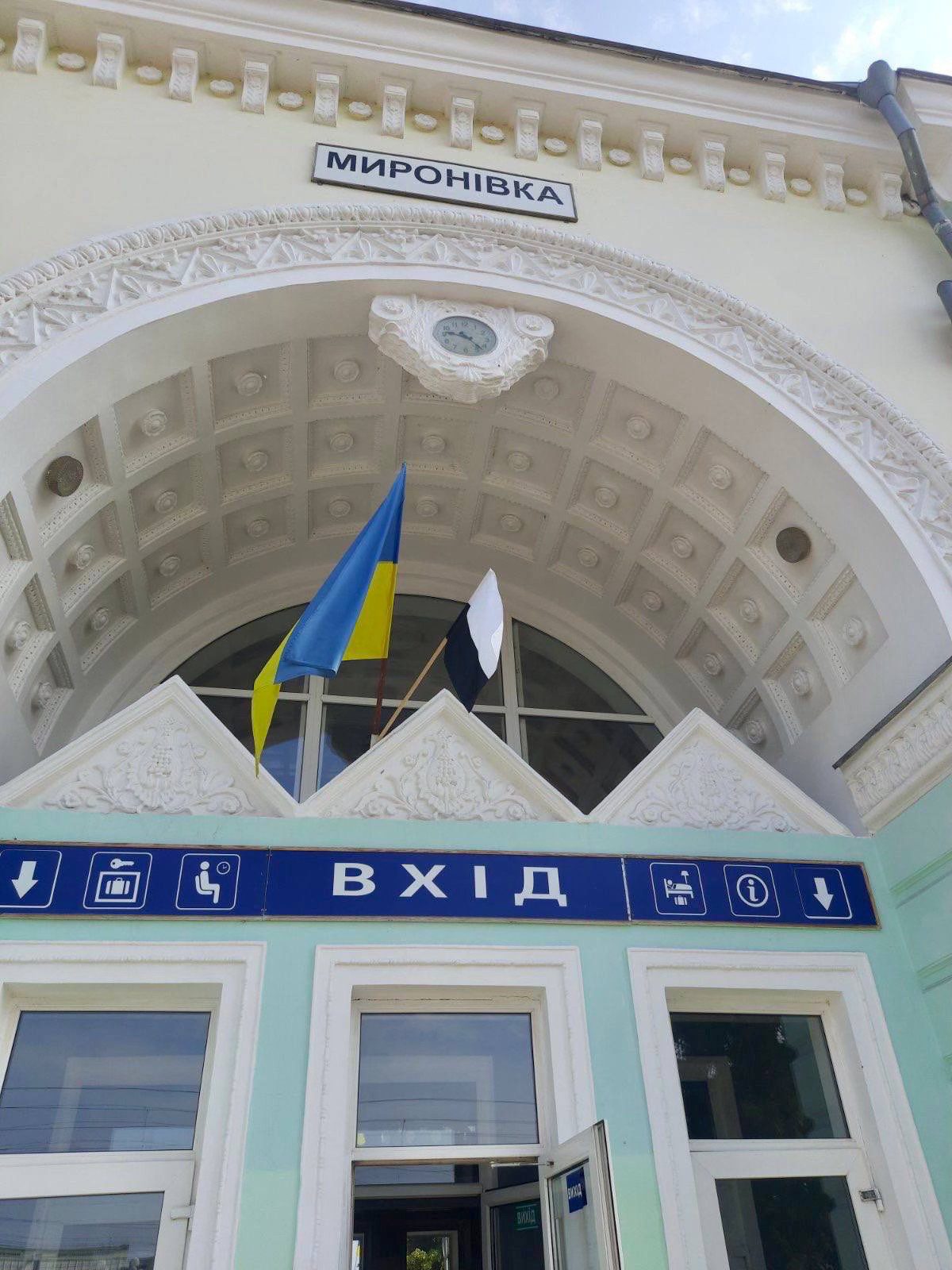 Над київським і ще сотнею вокзалів України підняли біло-чорний Прапор надії — на знак підтримки полонених і зниклих безвісти захисників (фото)