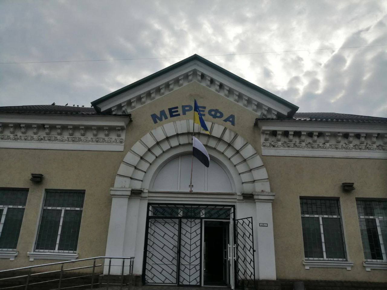 Над київським і ще сотнею вокзалів України підняли біло-чорний Прапор надії — на знак підтримки полонених і зниклих безвісти захисників (фото)