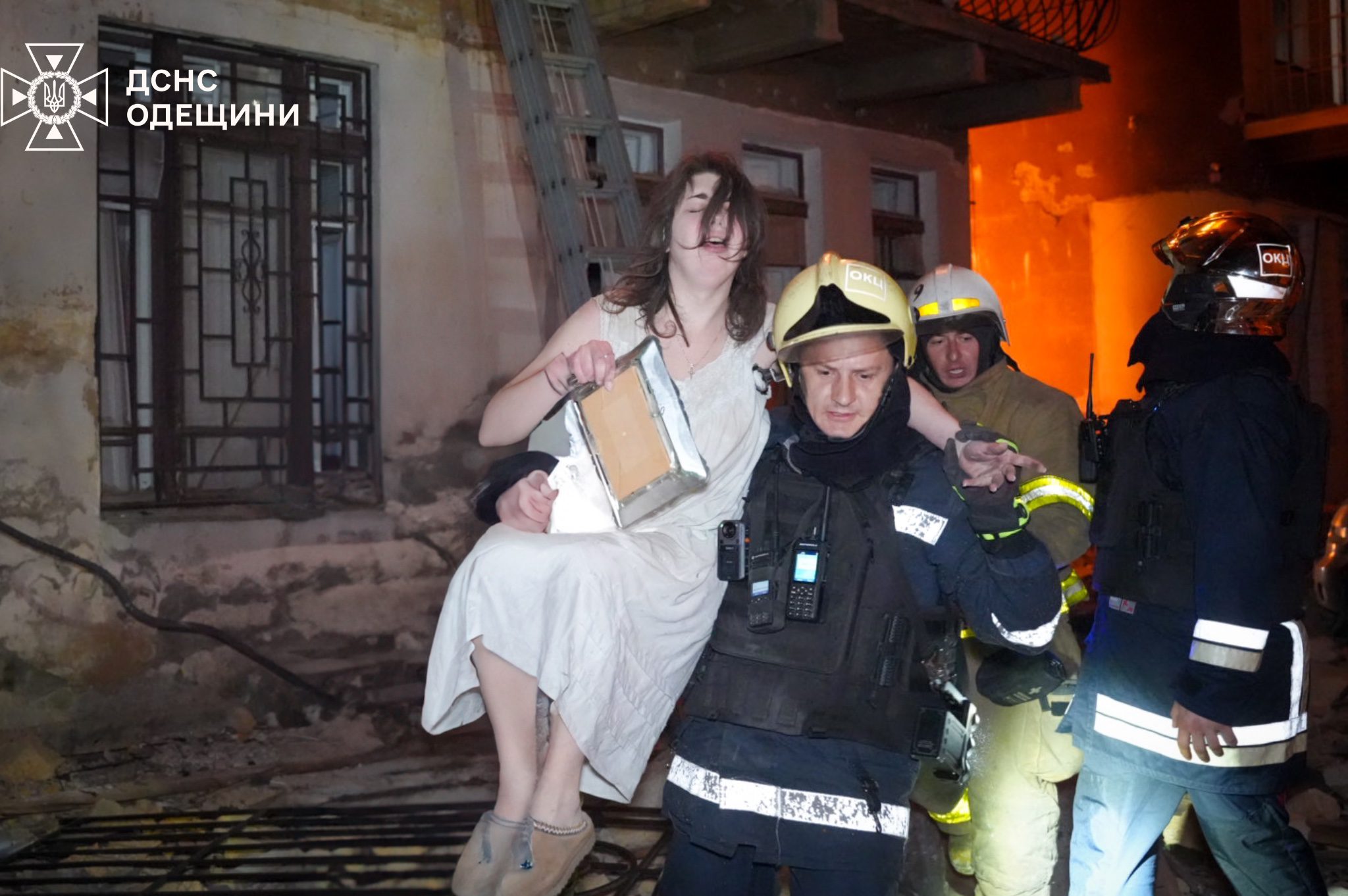 Атака російських БпЛА на Одесу: понад 10 влучань, горять будинки, є вбитий та постраждалі