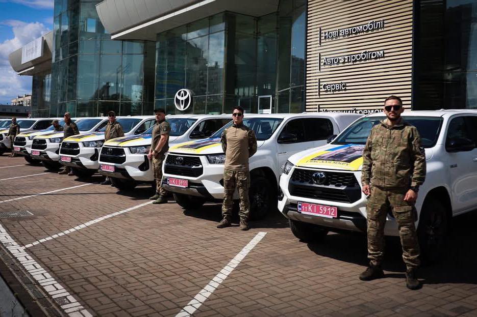 Київщина передала 9 пікапів для роти ударних безпілотних авіаційних комплексів 114-ї бригади ТрО