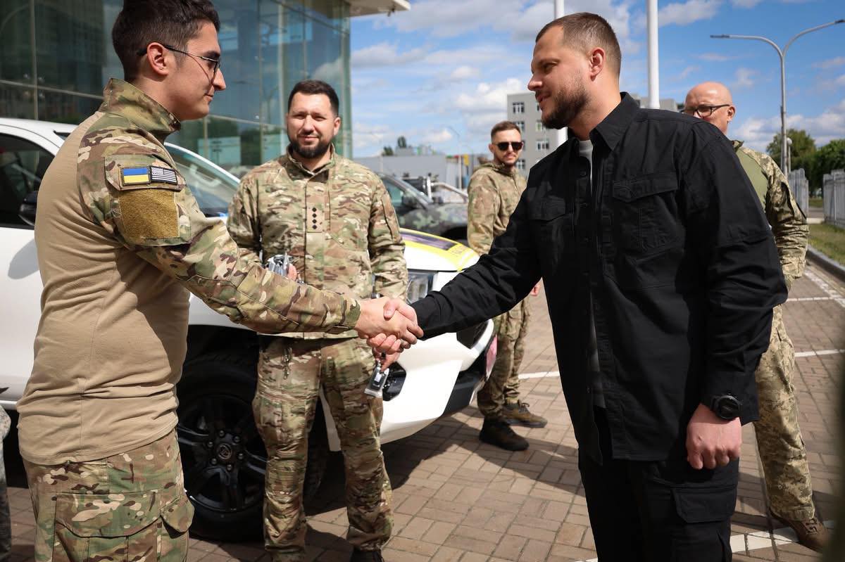 Київщина передала 9 пікапів для роти ударних безпілотних авіаційних комплексів 114-ї бригади ТрО