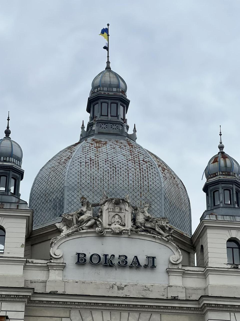 Над київським і ще сотнею вокзалів України підняли біло-чорний Прапор надії — на знак підтримки полонених і зниклих безвісти захисників (фото)