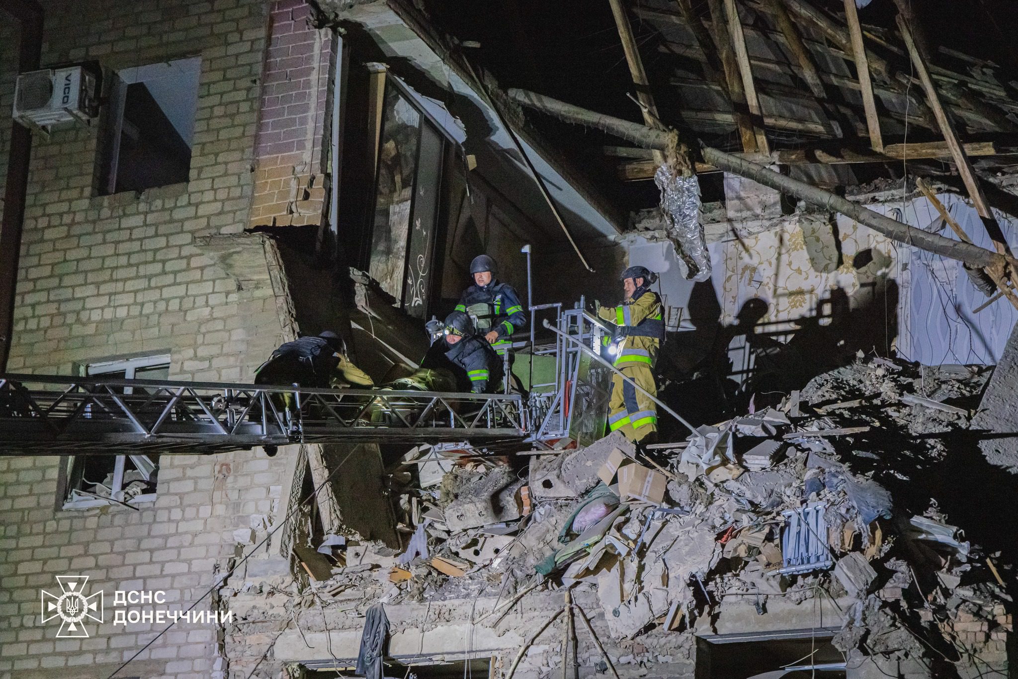 У Слов’янську на Донеччині внаслідок авіаудару загинув підліток, у Краматорську під завалами шукають людей