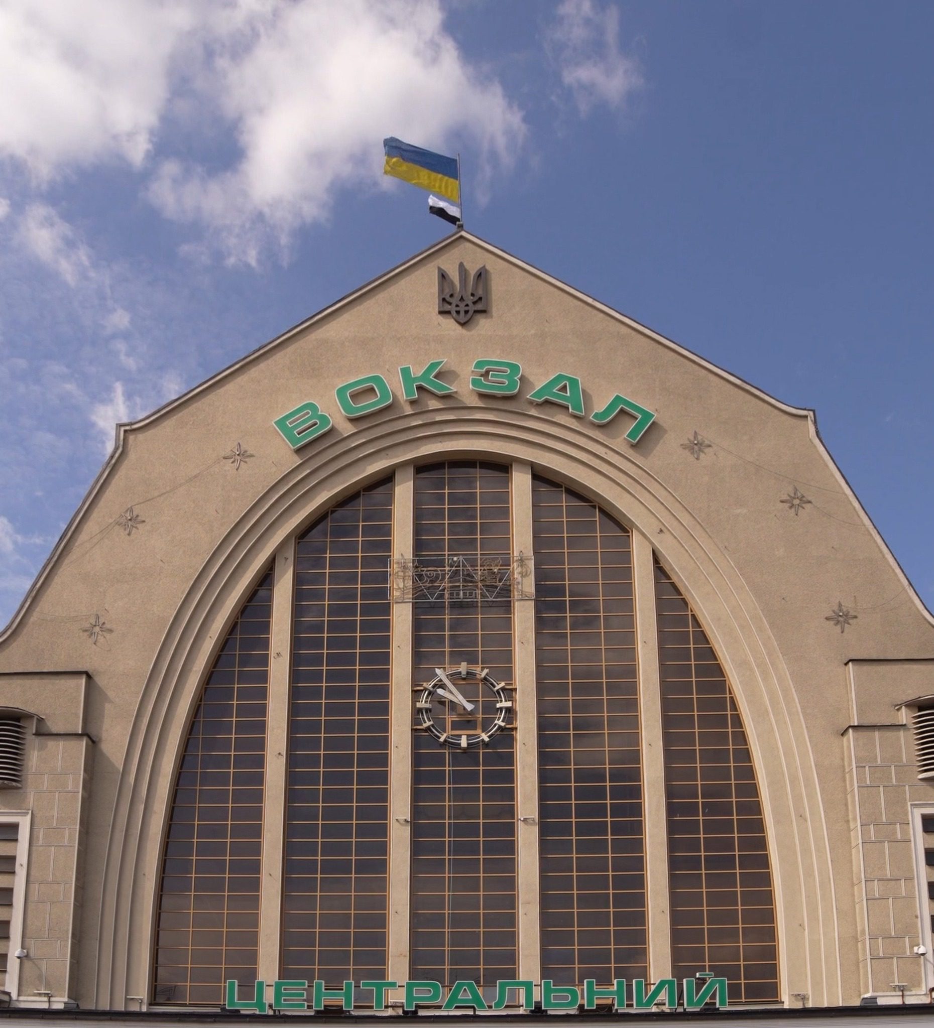 Над київським і ще сотнею вокзалів України підняли біло-чорний Прапор надії — на знак підтримки полонених і зниклих безвісти захисників (фото)