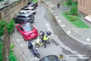 У Києві бійця Нацгвардії намагалися вбити, підклавши вибухівку в мопед, зловмисника затримали (фото, відео) У Києві бійця Нацгвардії намагалися вбити, підклавши вибухівку в мопед, зловмисника затримали (фото, відео)