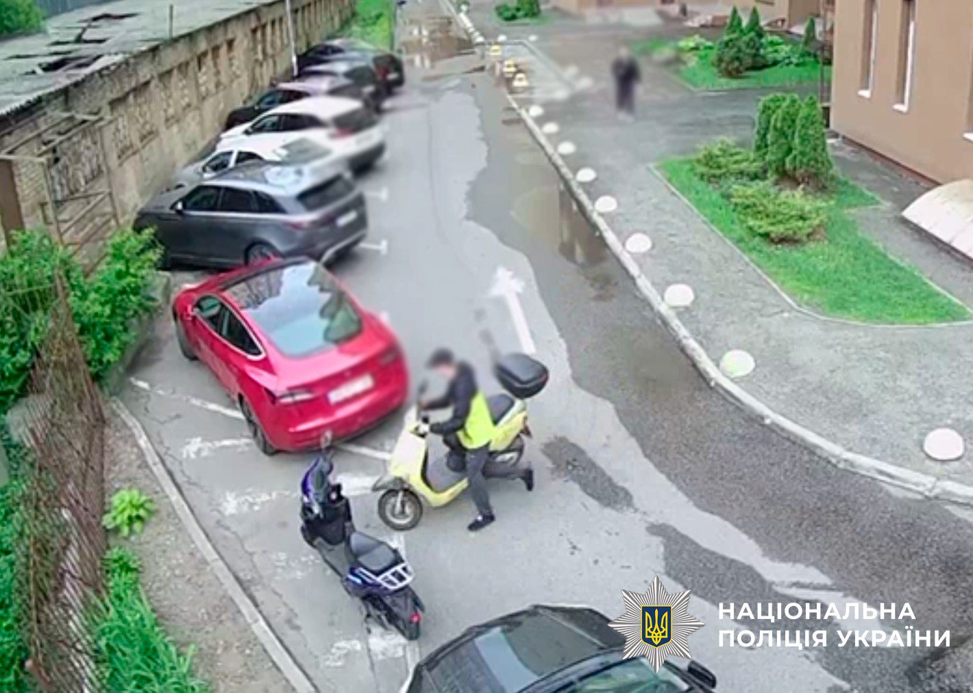 У Києві бійця Нацгвардії намагалися вбити, підклавши вибухівку в мопед, зловмисника затримали (фото, відео)