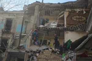 Рятувальники завершили пошуково-рятувальні роботи на місці влучання російської ракети у Шевченківському районі Рятувальники завершили пошуково-рятувальні роботи на місці влучання російської ракети у Шевченківському районі