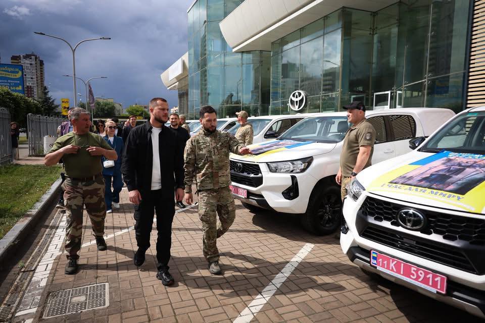 Київщина передала 9 пікапів для роти ударних безпілотних авіаційних комплексів 114-ї бригади ТрО
