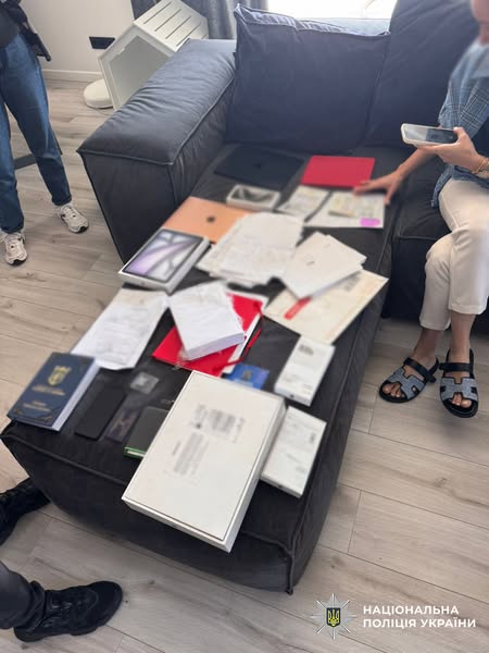 Поліція Києва викрила схему продажів довідок за 7 тисяч доларів для ухилення від мобілізації (фото)