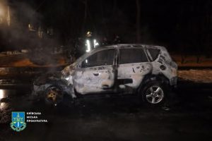 Киянина судитимуть за підпал автівок, які він видавав за машини військових