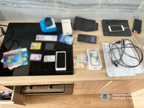 Поліція Києва викрила схему продажів довідок за 7 тисяч доларів для ухилення від мобілізації (фото)