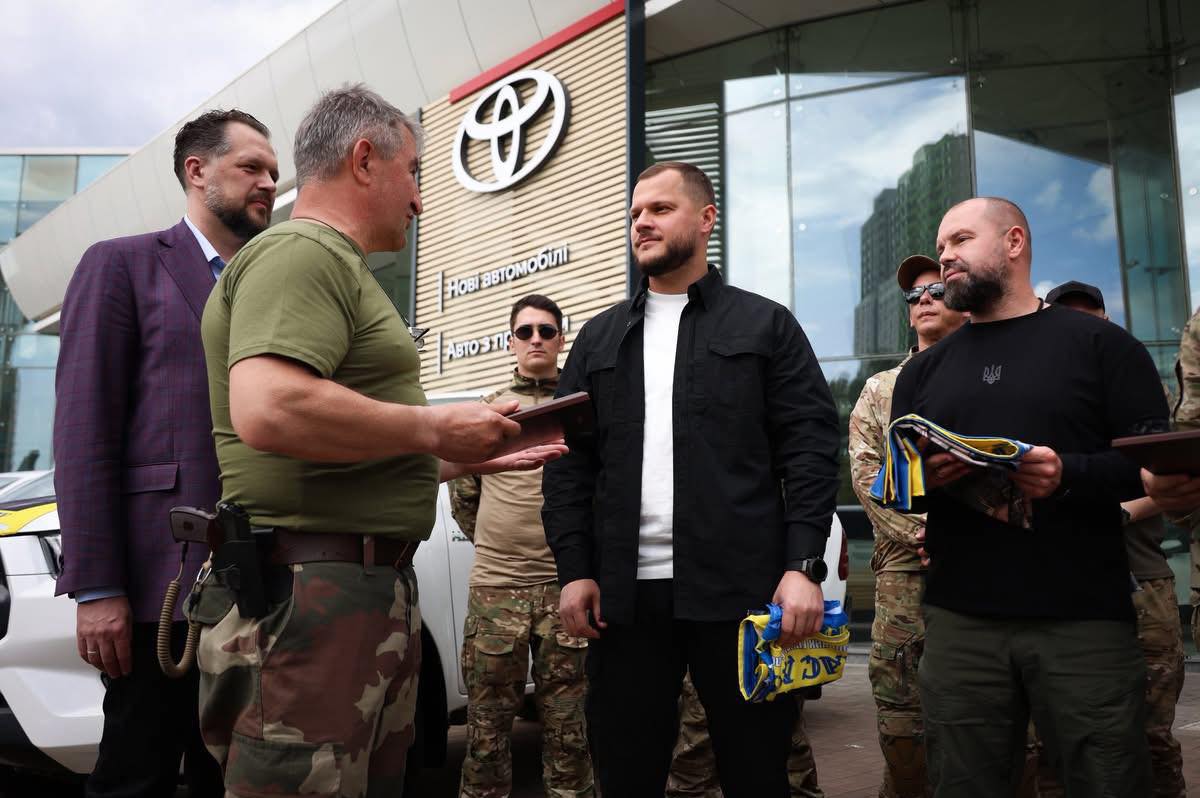 Київщина передала 9 пікапів для роти ударних безпілотних авіаційних комплексів 114-ї бригади ТрО