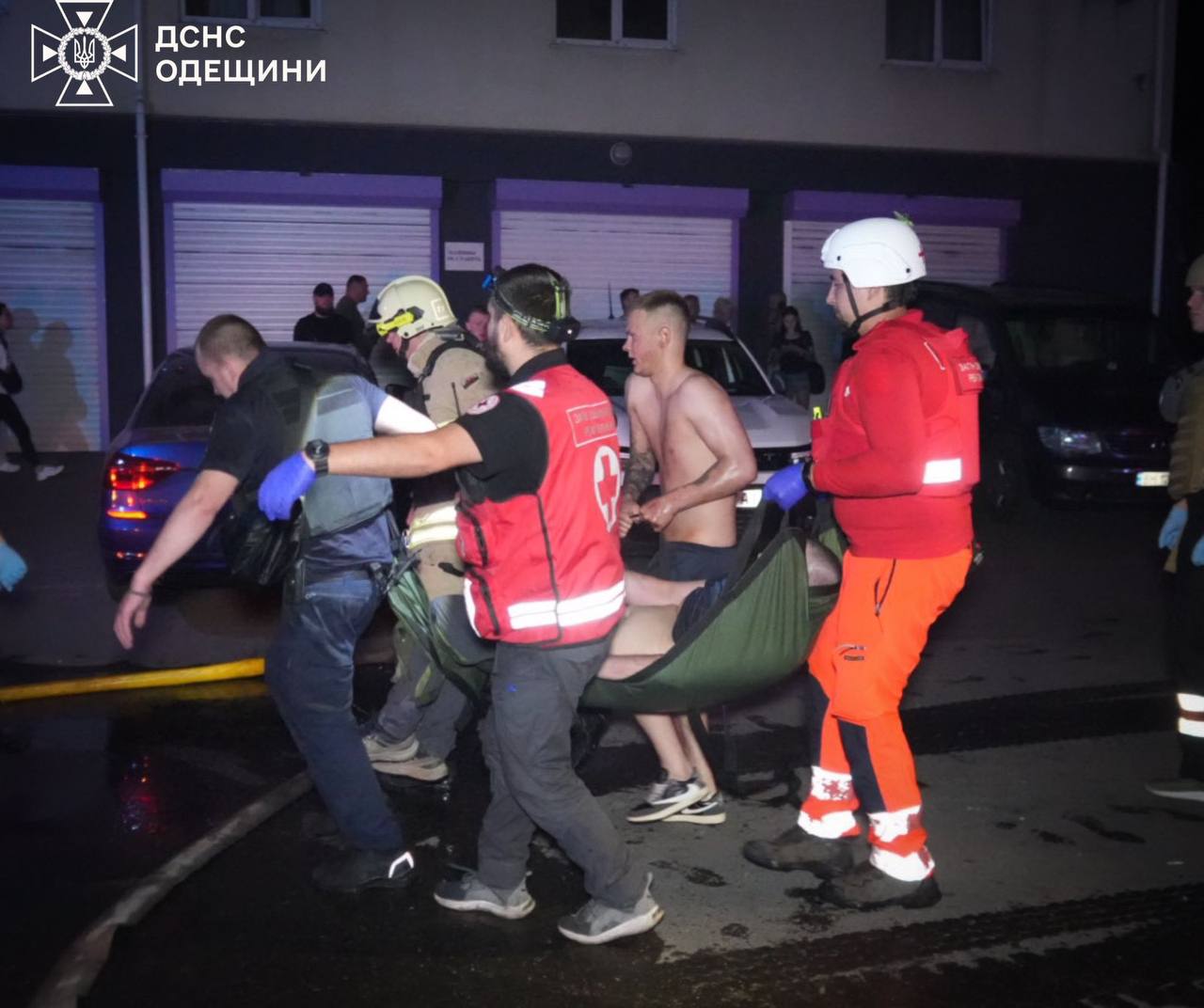 В Одесі ворожий БпЛА влучив у багатоповерхівку: вбито подружжя, серед постраждалих троє дітей