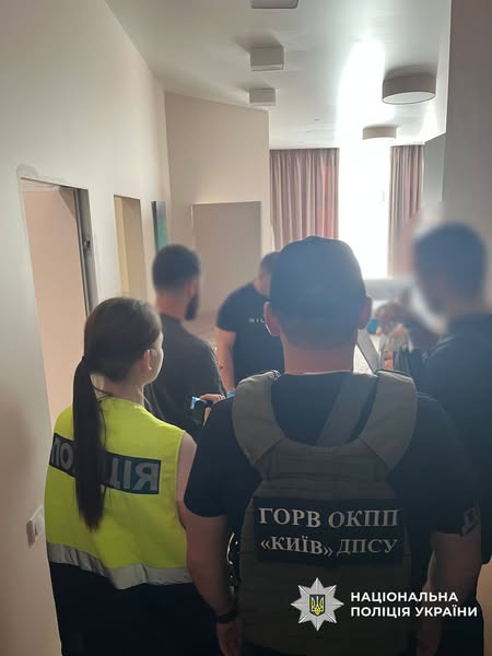 Поліція Києва викрила схему продажів довідок за 7 тисяч доларів для ухилення від мобілізації (фото)