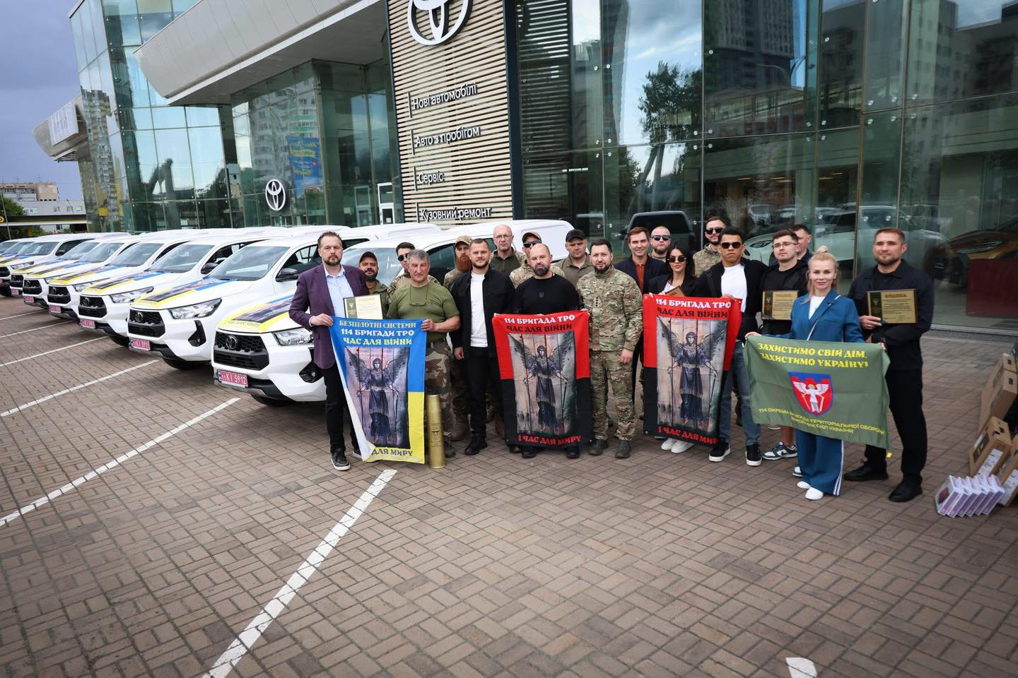 Київщина передала 9 пікапів для роти ударних безпілотних авіаційних комплексів 114-ї бригади ТрО