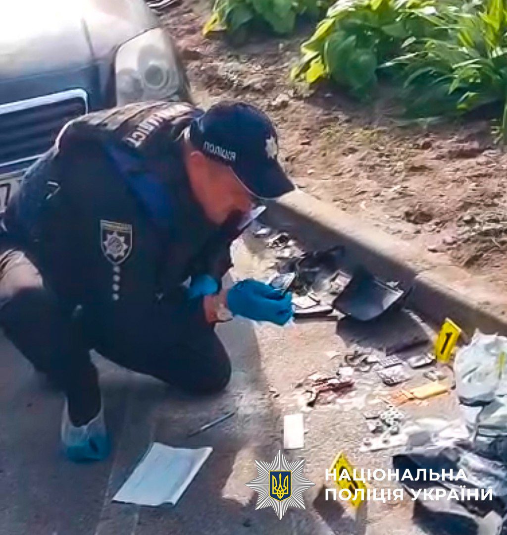У Києві бійця Нацгвардії намагалися вбити, підклавши вибухівку в мопед, зловмисника затримали (фото, відео)