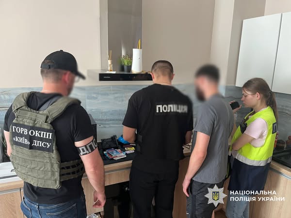 Поліція Києва викрила схему продажів довідок за 7 тисяч доларів для ухилення від мобілізації (фото)