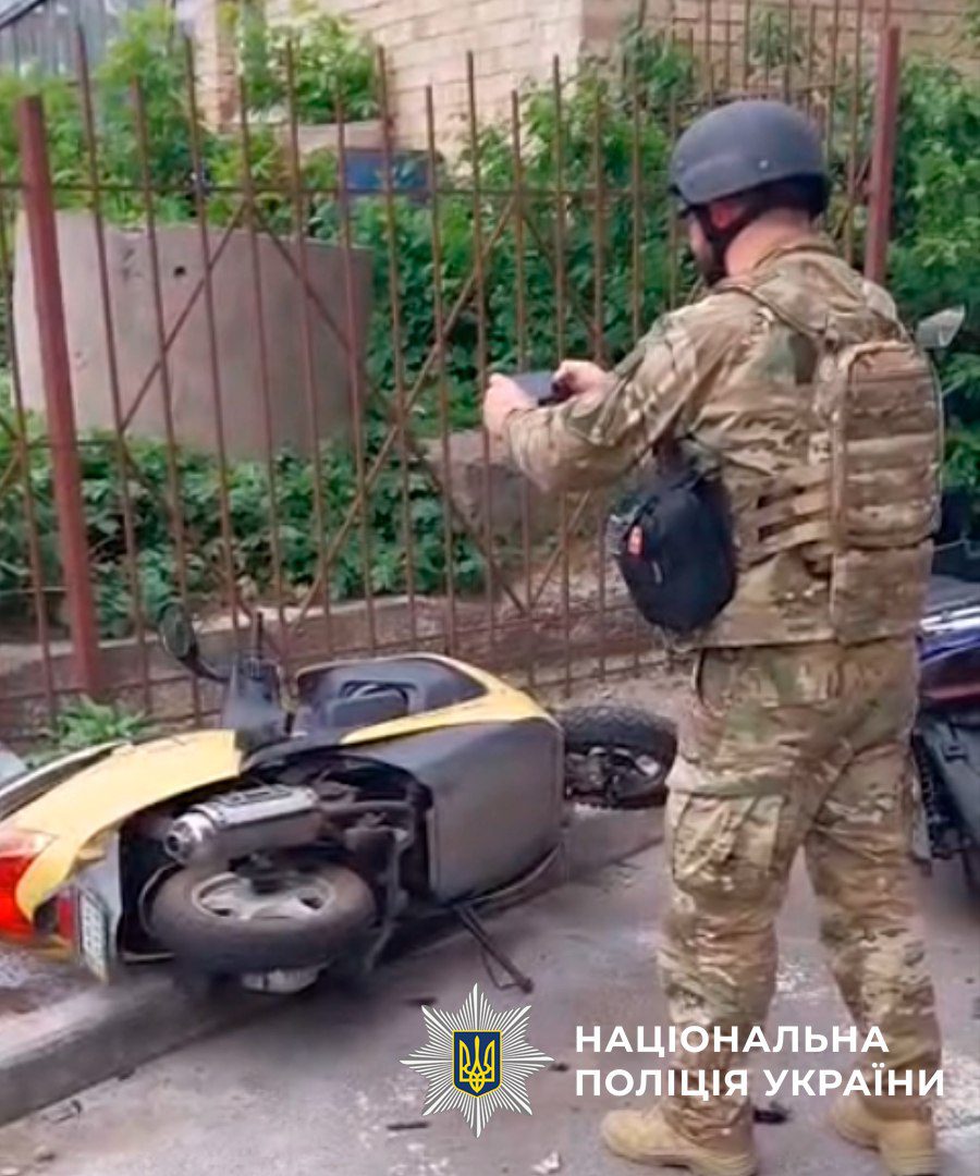 У Києві бійця Нацгвардії намагалися вбити, підклавши вибухівку в мопед, зловмисника затримали (фото, відео)