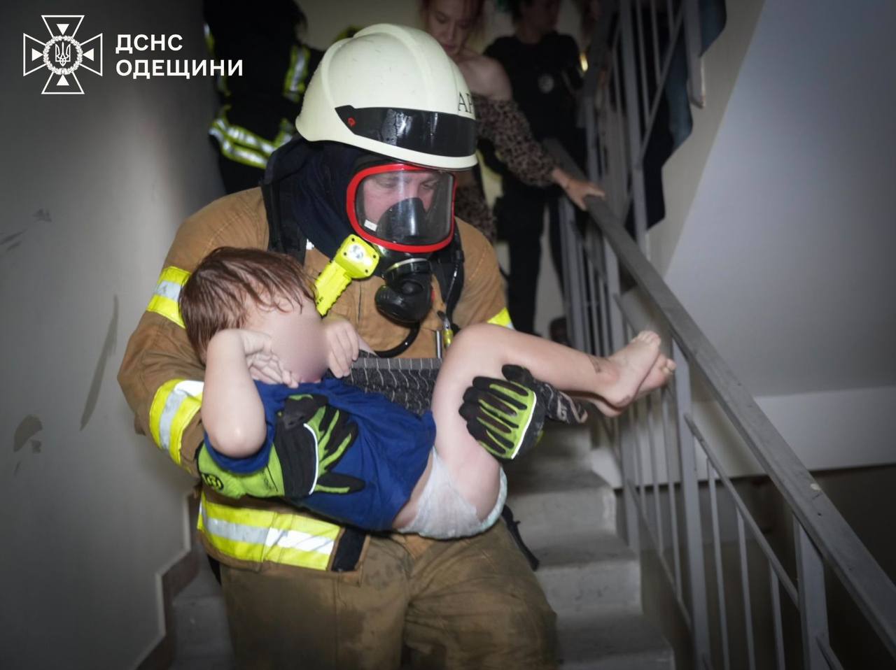 В Одесі ворожий БпЛА влучив у багатоповерхівку: вбито подружжя, серед постраждалих троє дітей