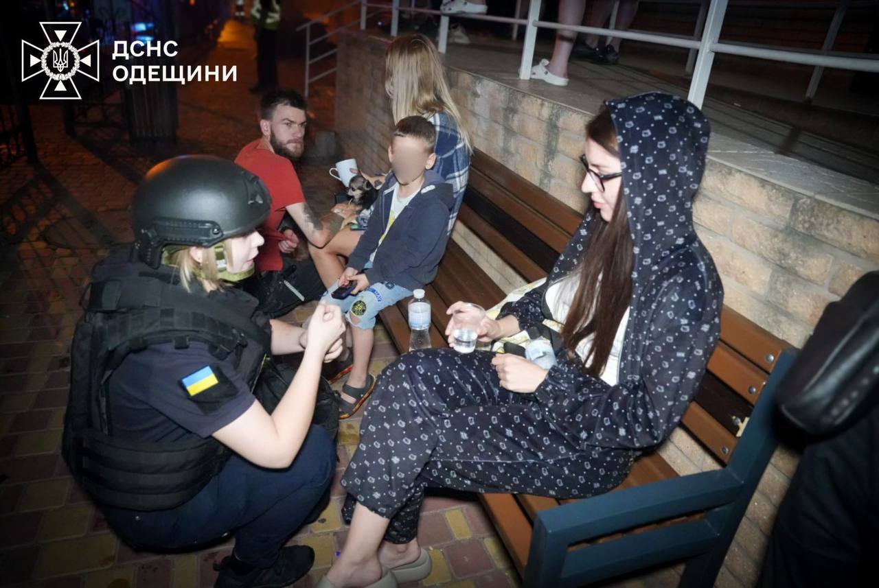 В Одесі ворожий БпЛА влучив у багатоповерхівку: вбито подружжя, серед постраждалих троє дітей