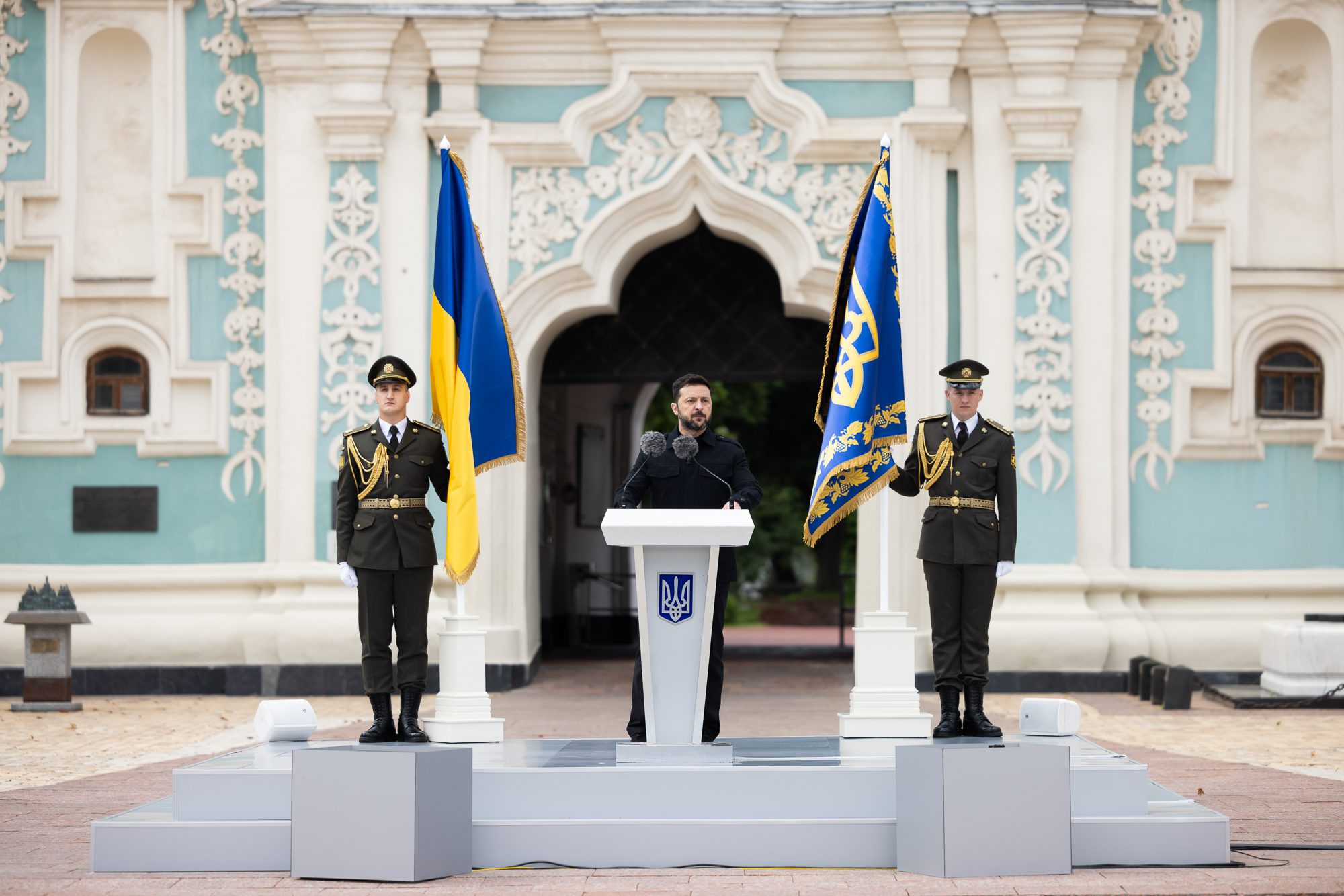 Зеленський у День Конституції: Україна є і буде на землі, українці є і будуть Зеленський у День Конституції: Україна є і буде на землі, українці є і будуть