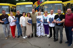 Микола Калашник передав ключі від семи нових шкільних автобусів громадам Київщини Микола Калашник передав ключі від семи нових шкільних автобусів громадам Київщини