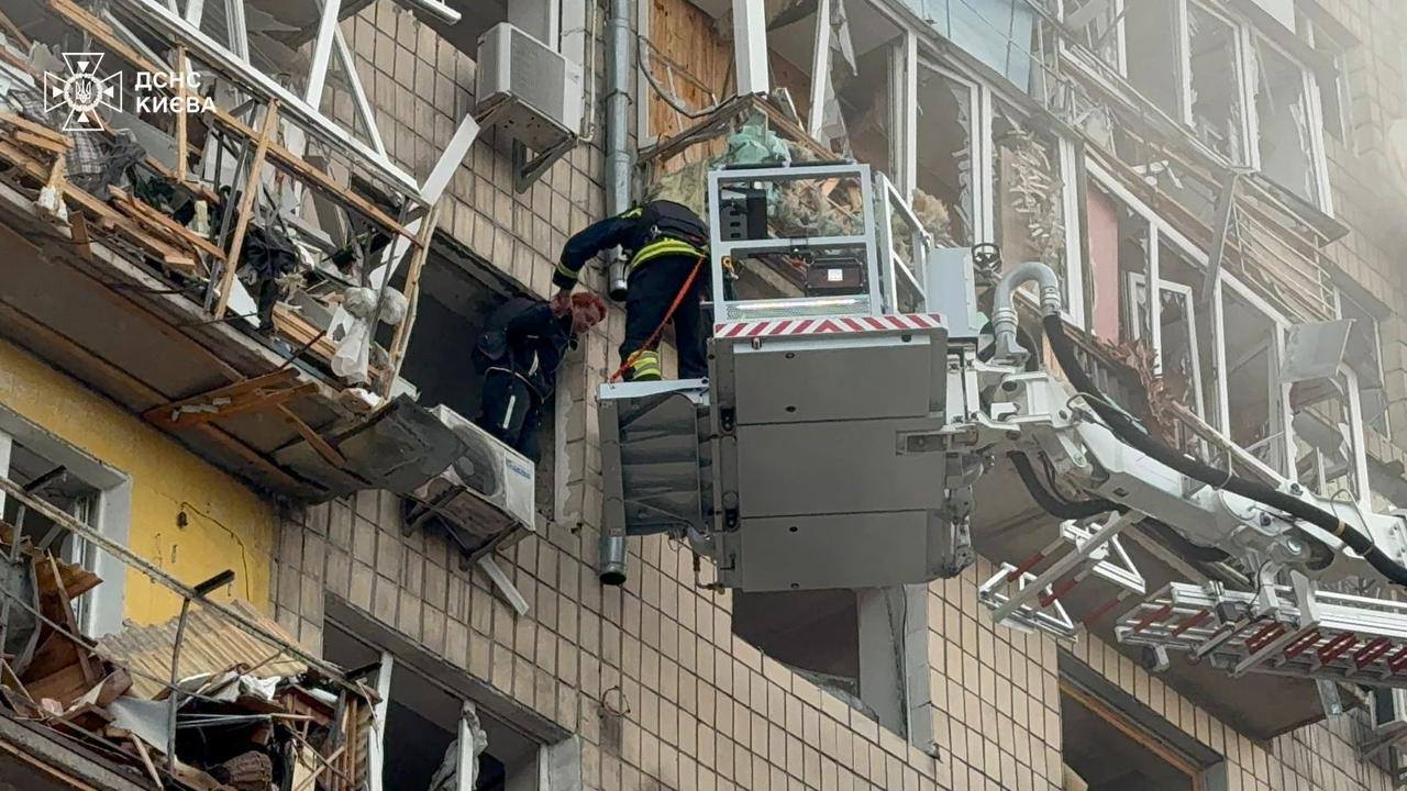 Наслідків атаки рф на столицю ліквідовують 296 рятувальників, 75 одиниць техніки ДСНС, 3 кінологічні розрахунки та 2 гелікоптери (фото, відео)