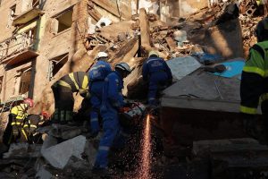 У Києві дістали з-під завалів тіло восьмої жертви нічної атаки росармії на столицю У Києві дістали з-під завалів тіло восьмої жертви нічної атаки росармії на столицю