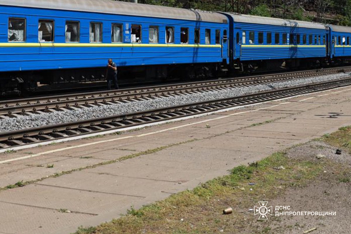 У Дніпрі внаслідок удару рф загинули щонайменше 9 людей (фото) У Дніпрі внаслідок удару рф загинули щонайменше 9 людей (фото)