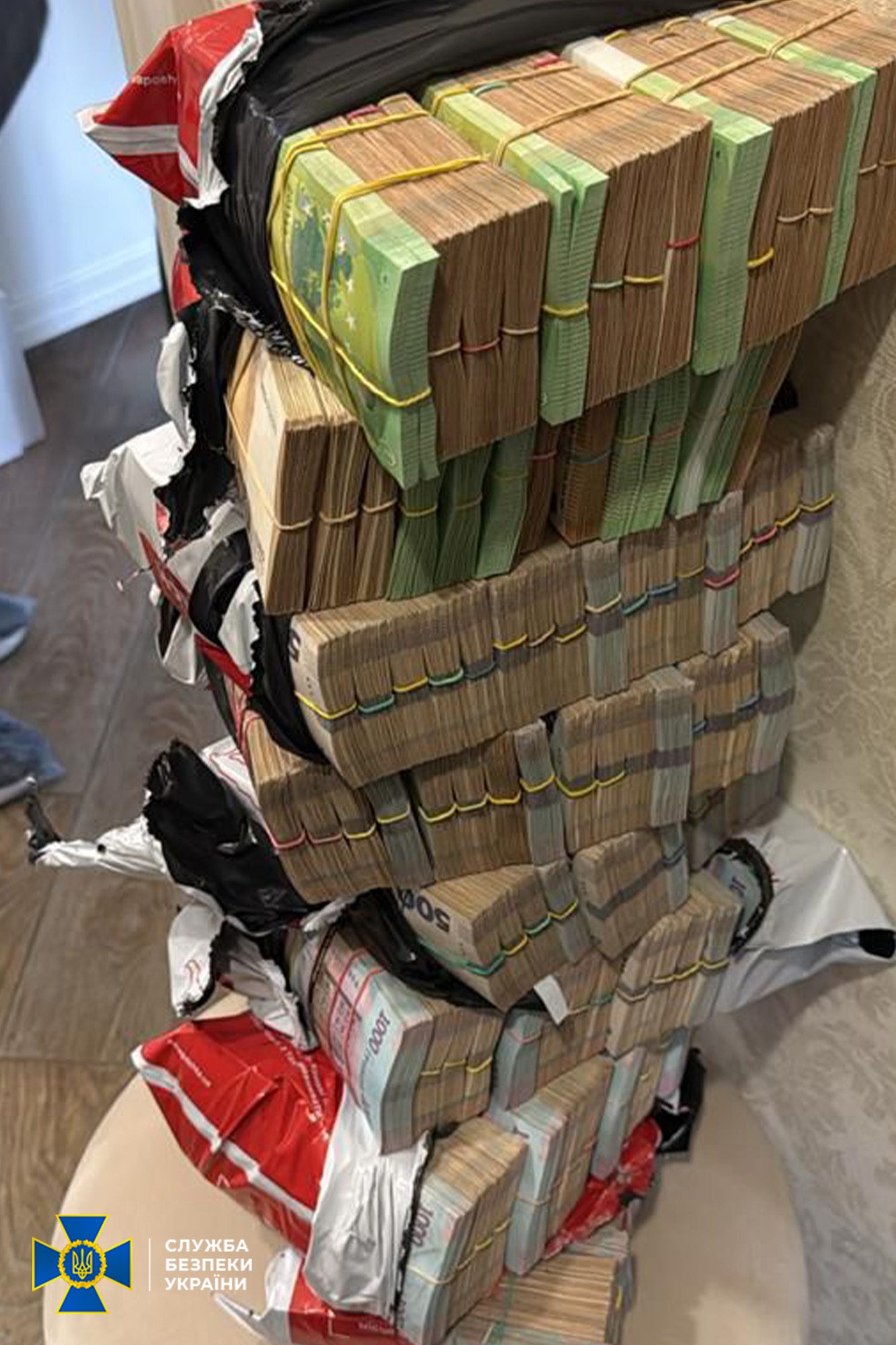 Правоохоронці викрили посадовців, які привласнили понад 64 млн грн на закупівлі авто для військових