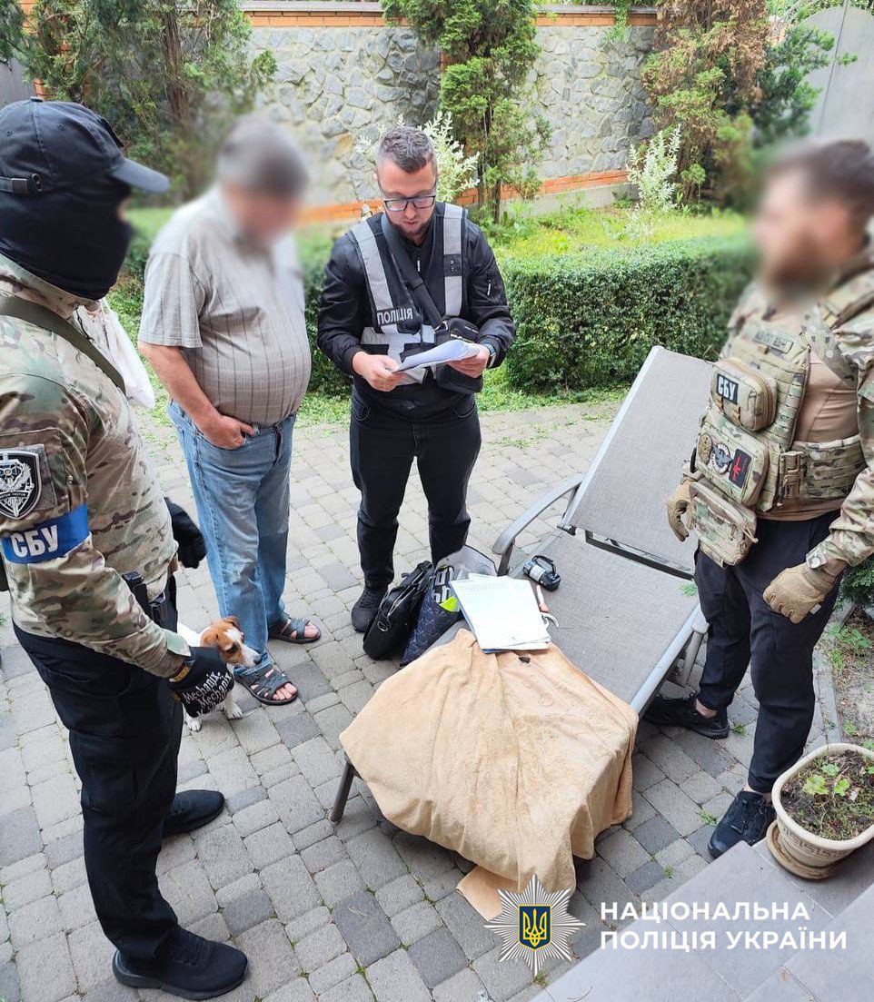 У Києві викрили підпільний цех, в якому пенсіонери штампували фальшиві водійські посвідчення та документи на авто (фото)