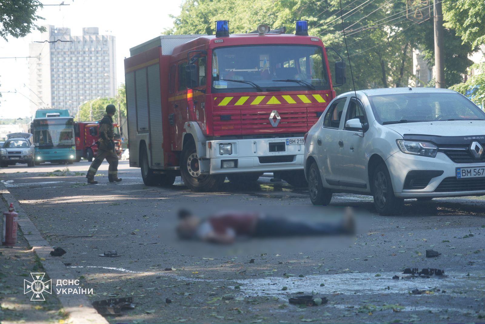 рф обстріляла центр Сум: загинуло троє людей, ще 16 - поранено (фото, відео)