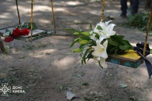 Загиблих у Києві вже 28: іноземні посольства приспустили прапори на знак жалоби Загиблих у Києві вже 28: іноземні посольства приспустили прапори на знак жалоби