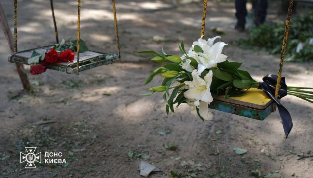 Загиблих у Києві вже 28: іноземні посольства приспустили прапори на знак жалоби Загиблих у Києві вже 28: іноземні посольства приспустили прапори на знак жалоби