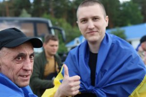 З російської неволі повернуто ще одну групу полонених, серед них і наймолодші Захисники України (фото) З російської неволі повернуто ще одну групу полонених, серед них і наймолодші Захисники України (фото)