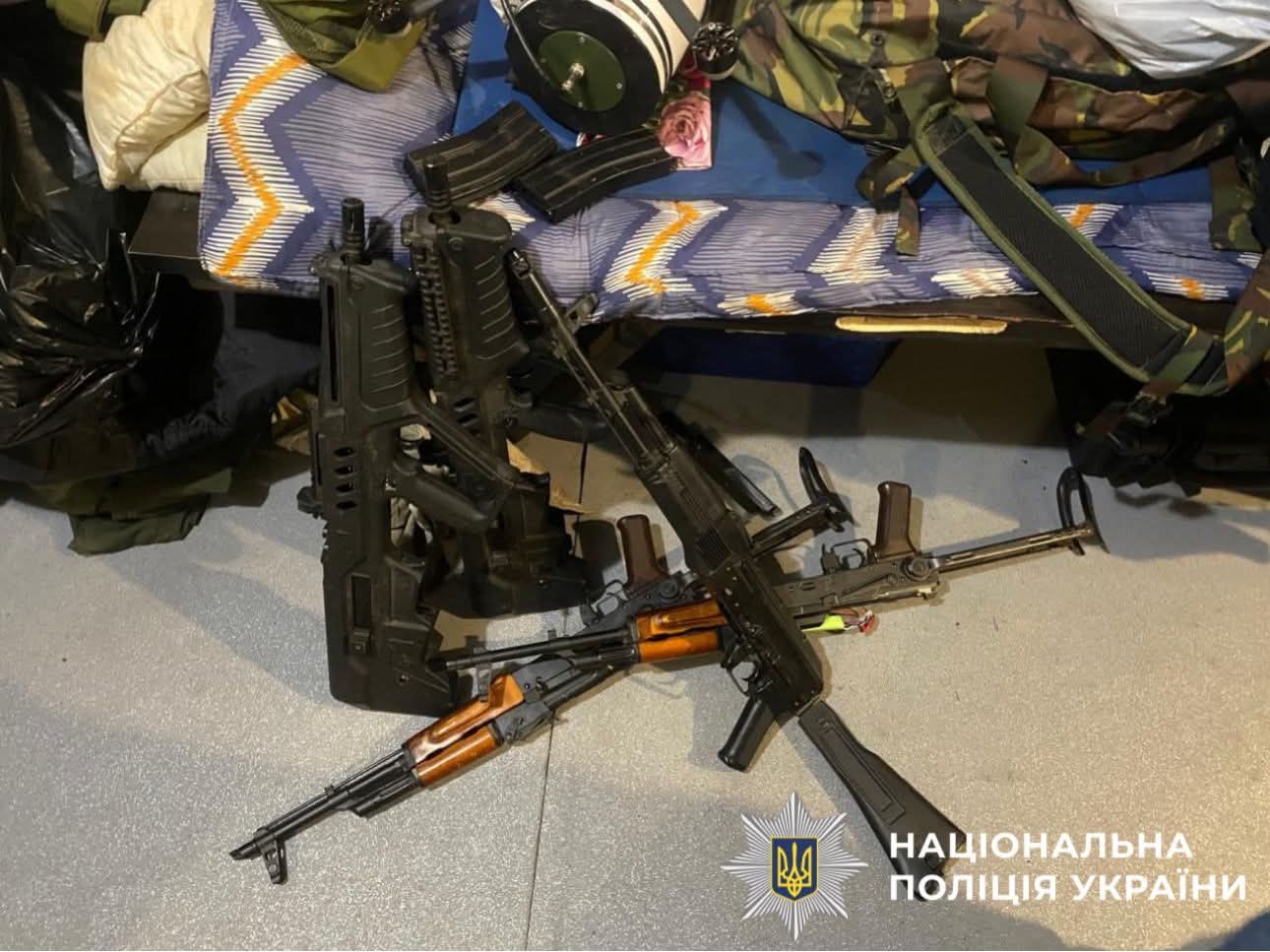 На Київщині у торговців зброєю вилучили арсенал на 27 тисяч доларів