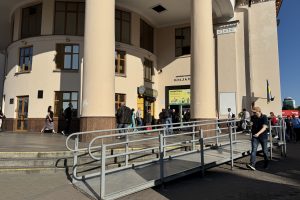 У столиці на станції метро «Вокзальна» встановлюють пандуси У столиці на станції метро «Вокзальна» встановлюють пандуси