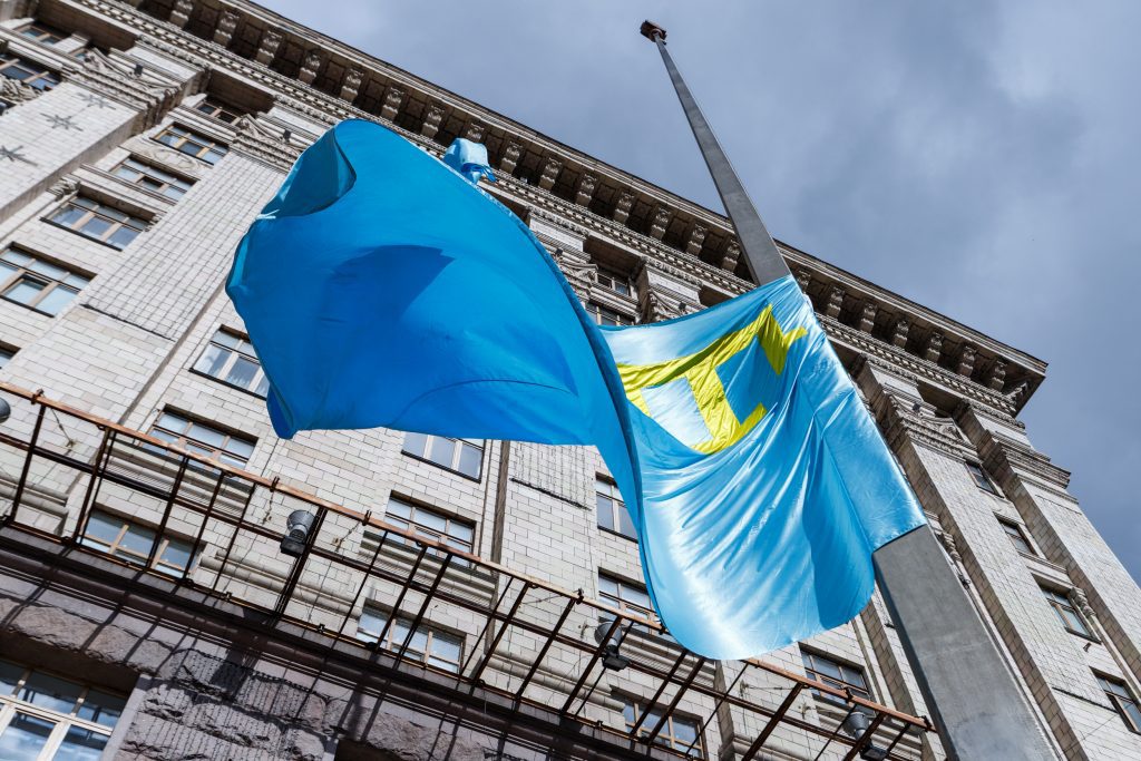 Біля будівлі Київради підняли кримськотатарський прапор на знак солідарності та підтримки Біля будівлі Київради підняли кримськотатарський прапор на знак солідарності та підтримки
