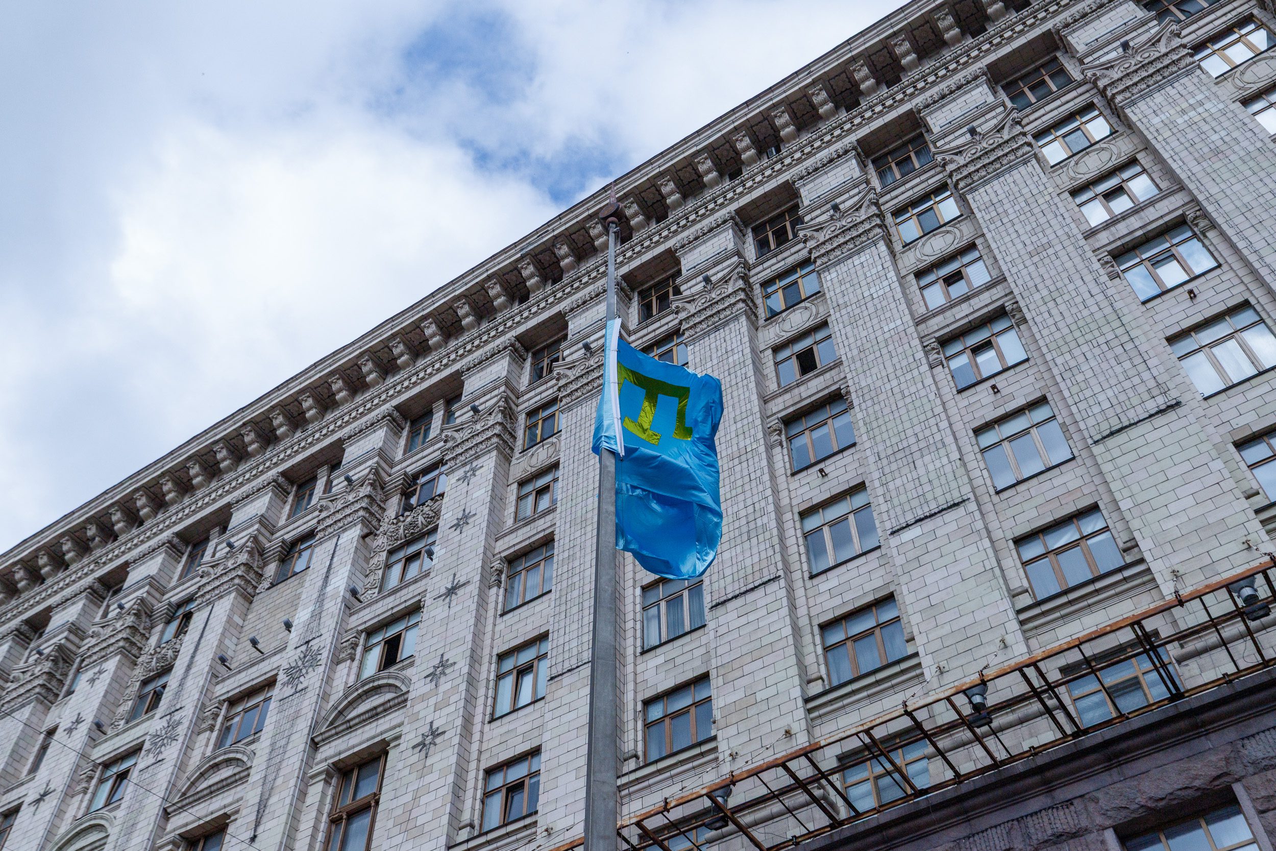 Біля будівлі Київради підняли кримськотатарський прапор на знак солідарності та підтримки