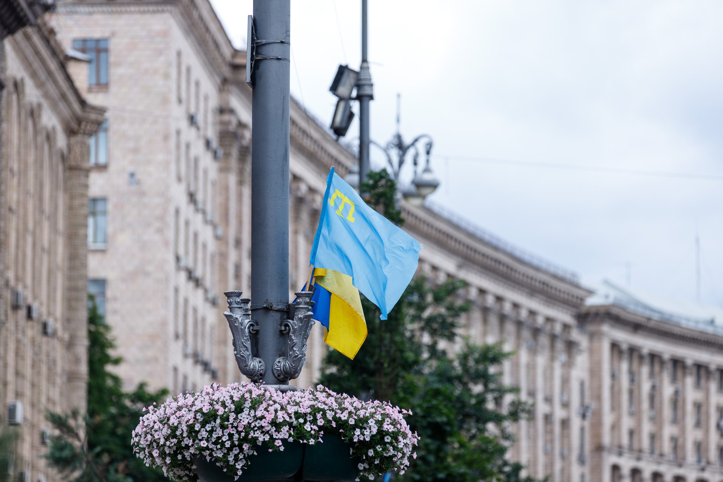 Біля будівлі Київради підняли кримськотатарський прапор на знак солідарності та підтримки