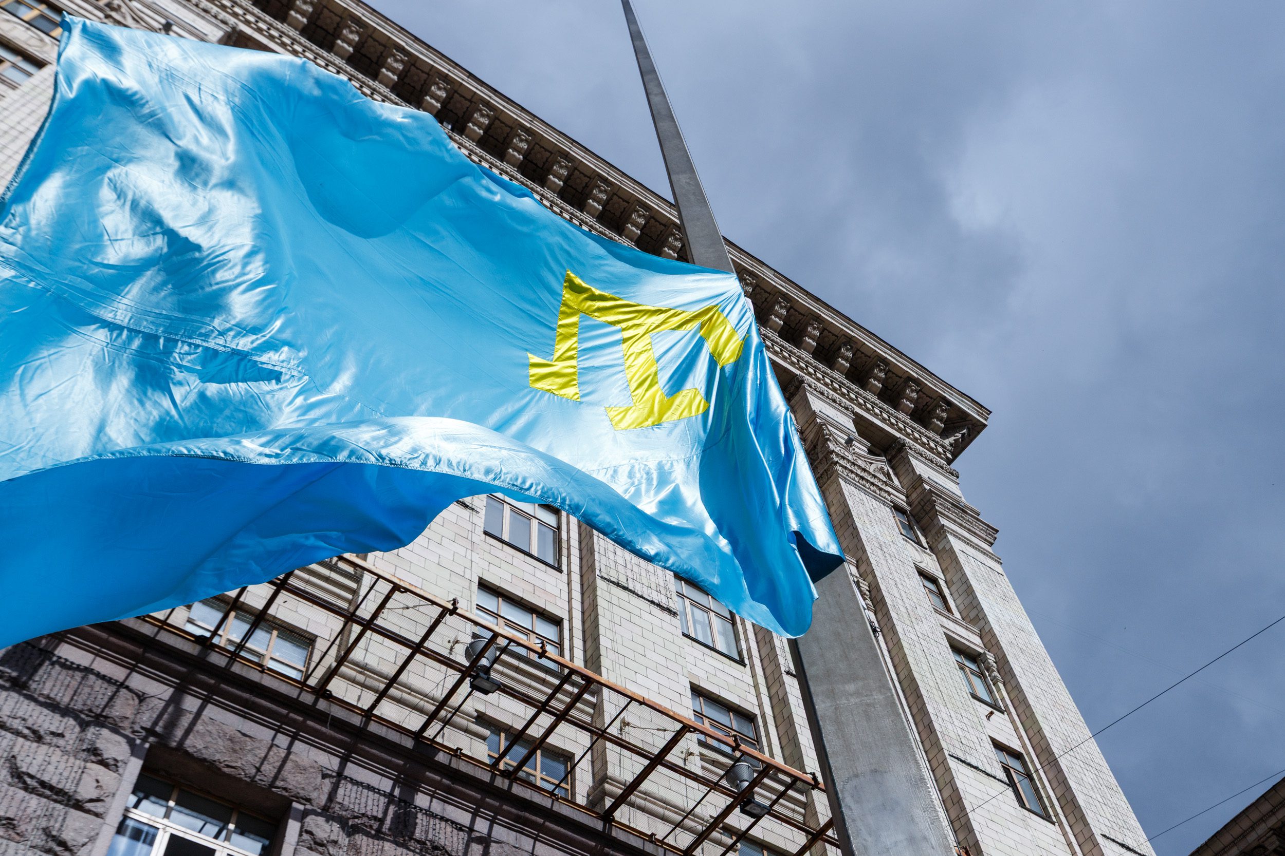 Біля будівлі Київради підняли кримськотатарський прапор на знак солідарності та підтримки