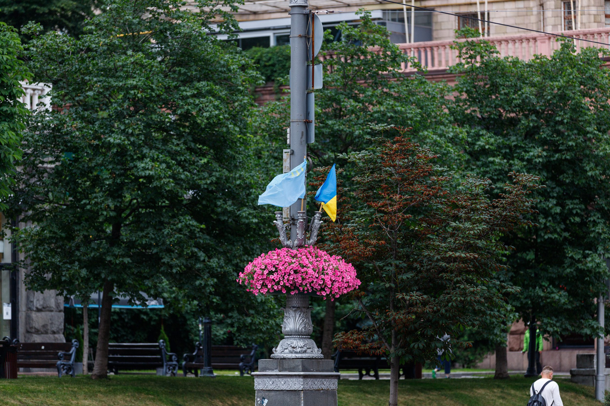 Біля будівлі Київради підняли кримськотатарський прапор на знак солідарності та підтримки